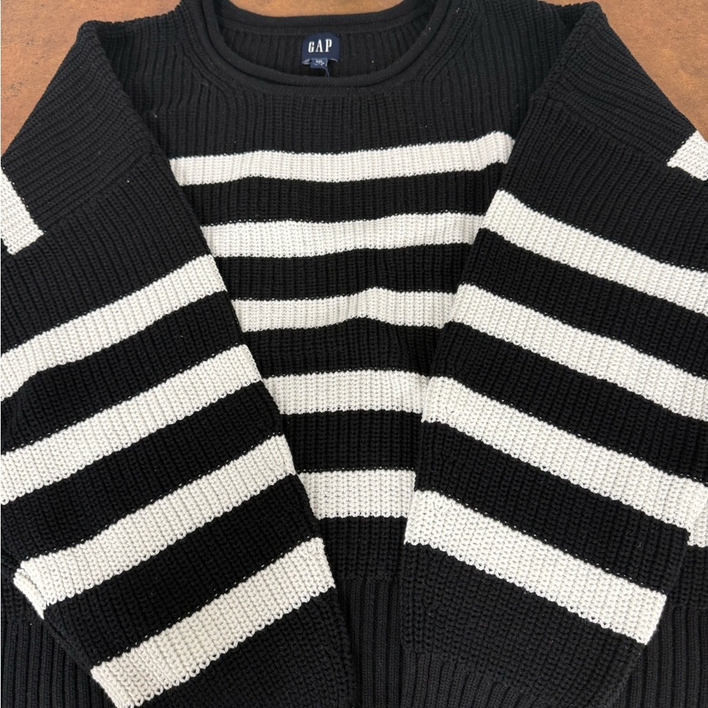 GAP women’s Black and White Striped Sweater NWT